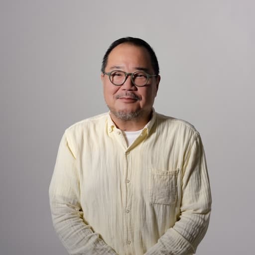 第3研究室 教授 松下計 プロフィール写真1 / 腰の前で手を組んでおり、微笑みながら正面を向いている。