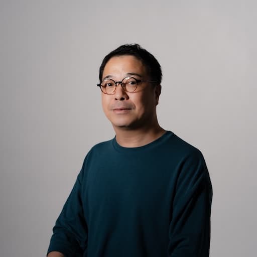 第3研究室　教授　鈴木太朗 プロフィール写真1 / 体は斜めを向いていて、顔は正面を向いている。真面目な顔。