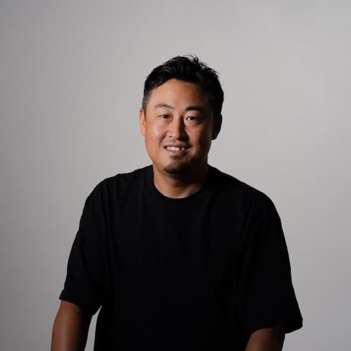 第7研究室　教授　山﨑宣由 プロフィール写真1 / 朗らかな表情で正面を向いている。