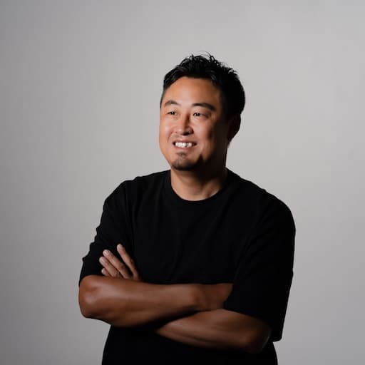 第7研究室　教授　山﨑宣由 プロフィール写真2 / 腕を組んで斜めを向いている。